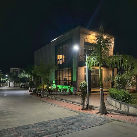 Castillo The Villa Near Kamrej Surat Exterior photo
