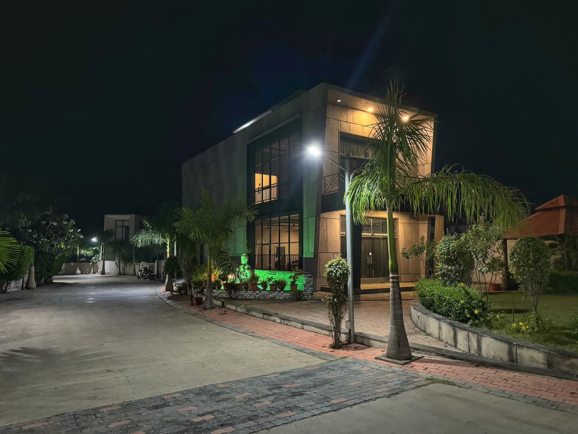 Castillo The Villa Near Kamrej Surat Exterior photo